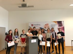  Die Unterstufenteilnehmer vlnr: Fabienne Boss, Marie-Christine Frey, Jan Nußbaumer, Alexander Maringgele, Matthias Lex, Magdalena Huber, Lulu Edusei, Sydney Pauger, Eleonora Nemes, alle 3.c, Magdalena Lau, 3.a.